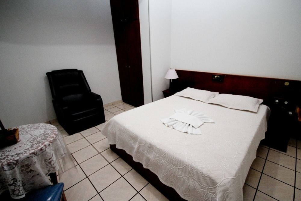 Alpha Ville Hotel Assis Extérieur photo